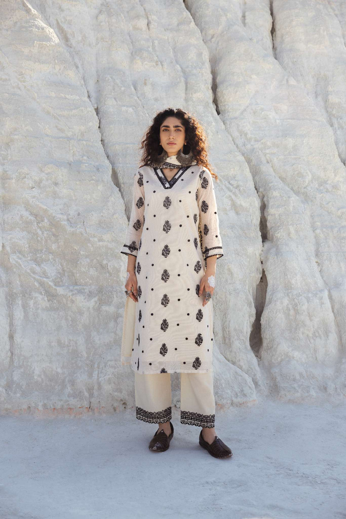 OFF WHITE EMBROIDERED KURTA SET