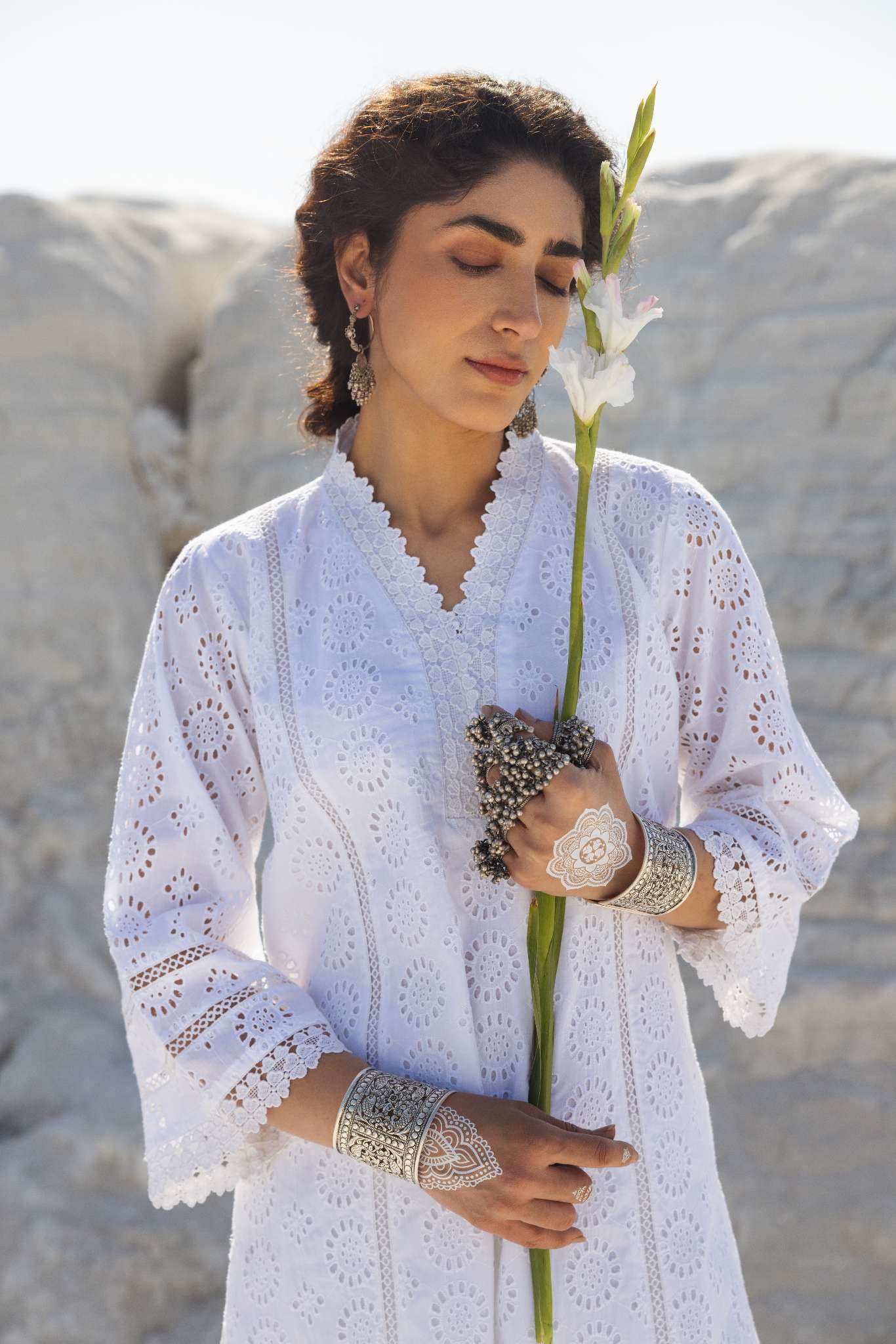 WHITE SCHIFFLI KURTA SET
