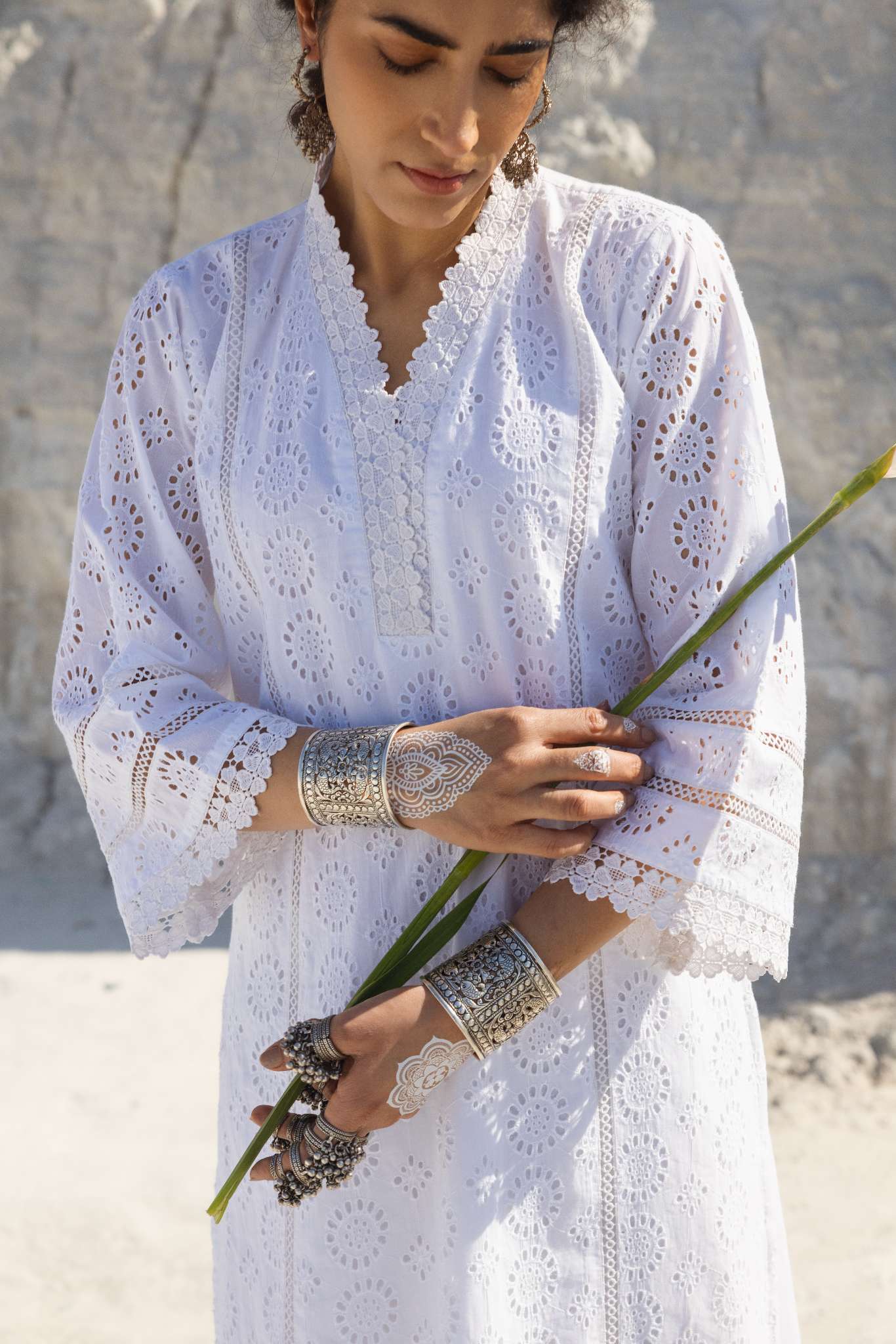 WHITE SCHIFFLI KURTA SET
