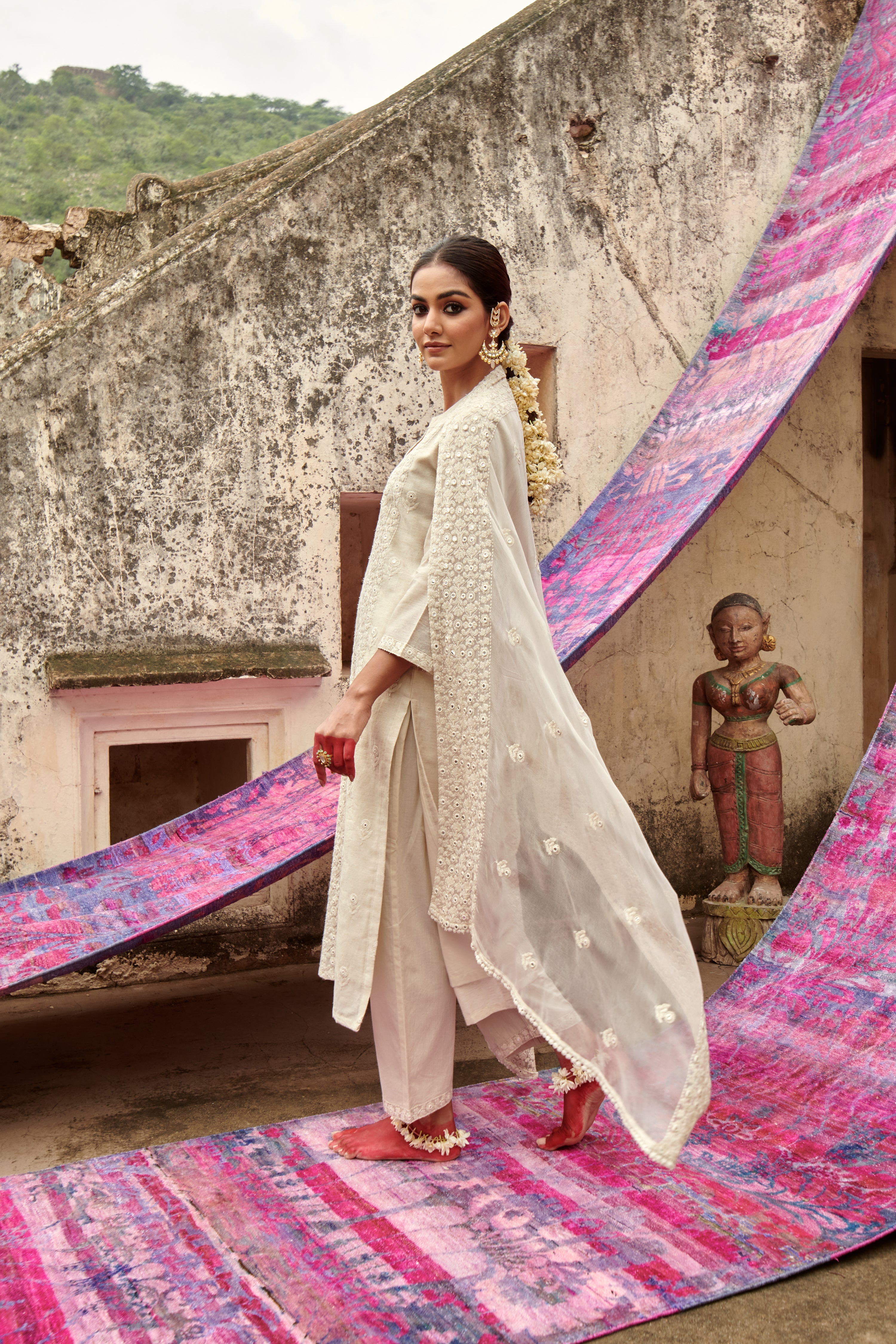 CHIKANKARI EMBROIDERED KURTA SET