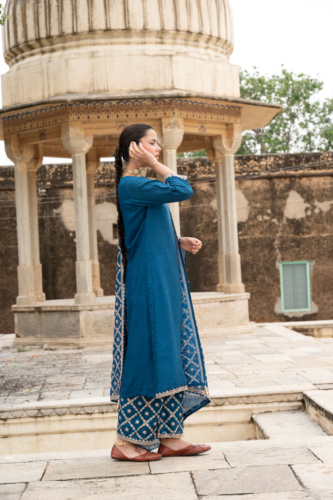 INDIGO BLUE PURE DOLA SILK EMBROIDERED KURTA SET