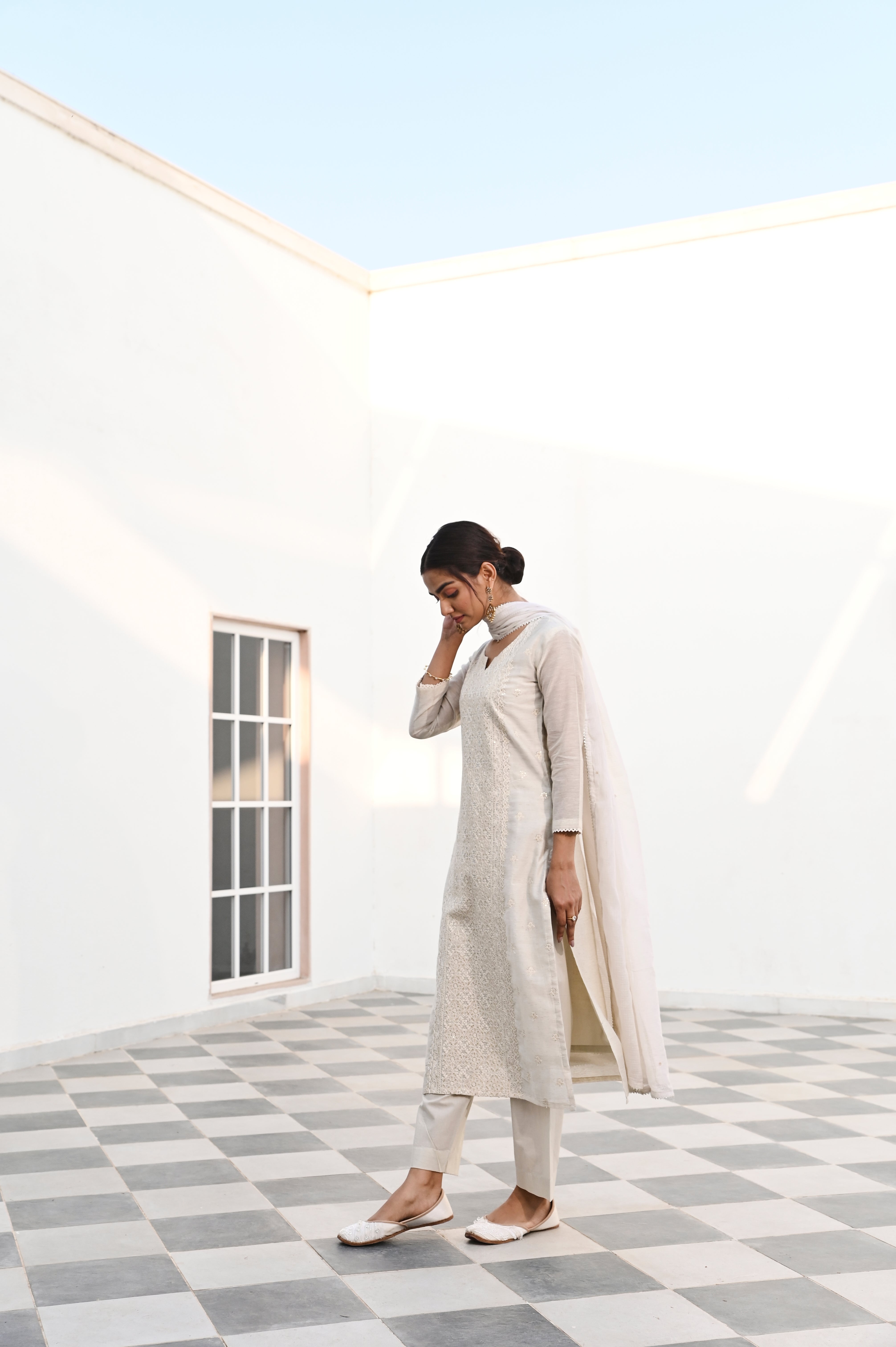 OFF WHITE CHIKANKARI EMBROIDERED JUTE CHANDERI KURTA SET