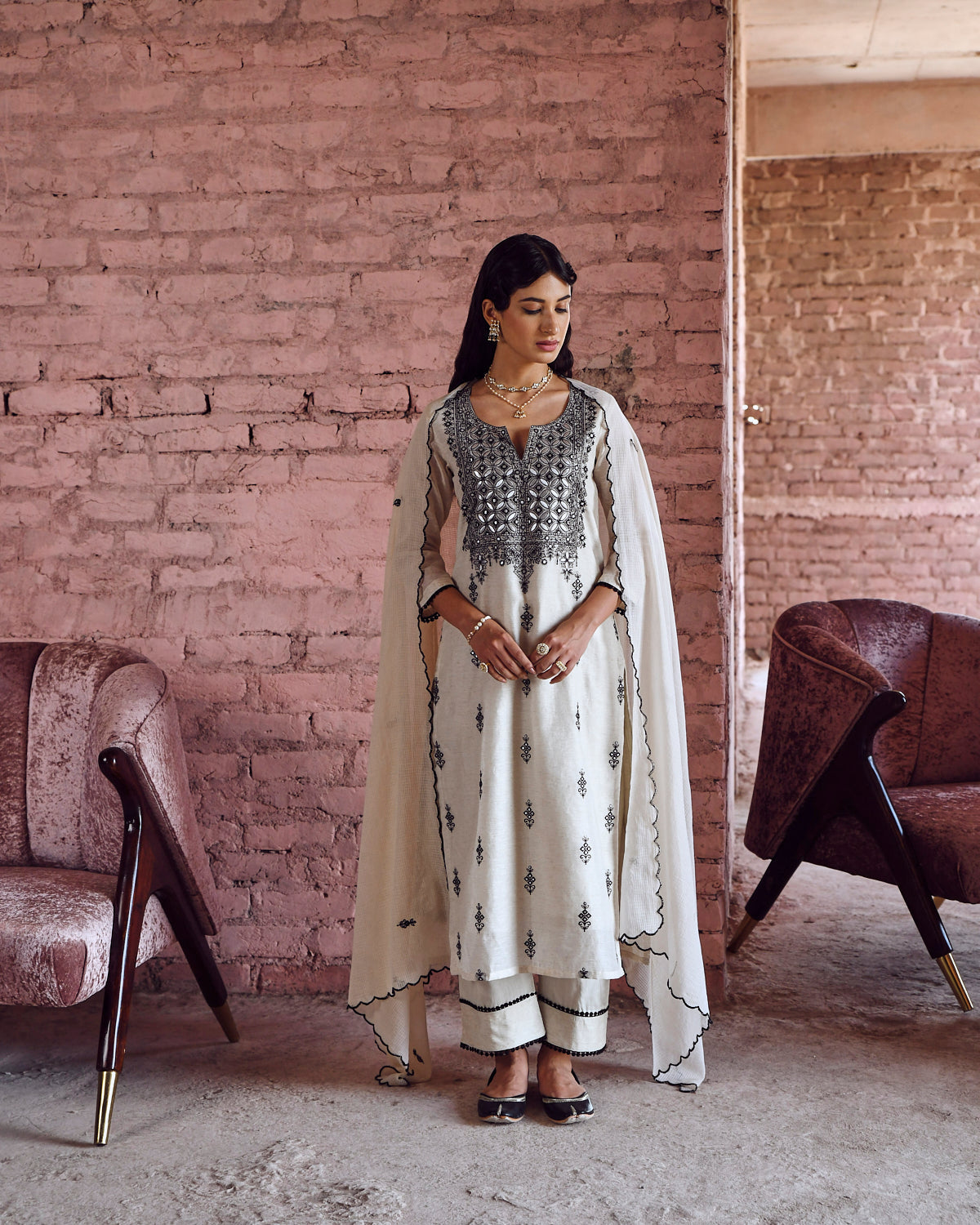 THREAD EMBROIDERED KURTA SET WITH KOTA DORIYA DUPATTA
