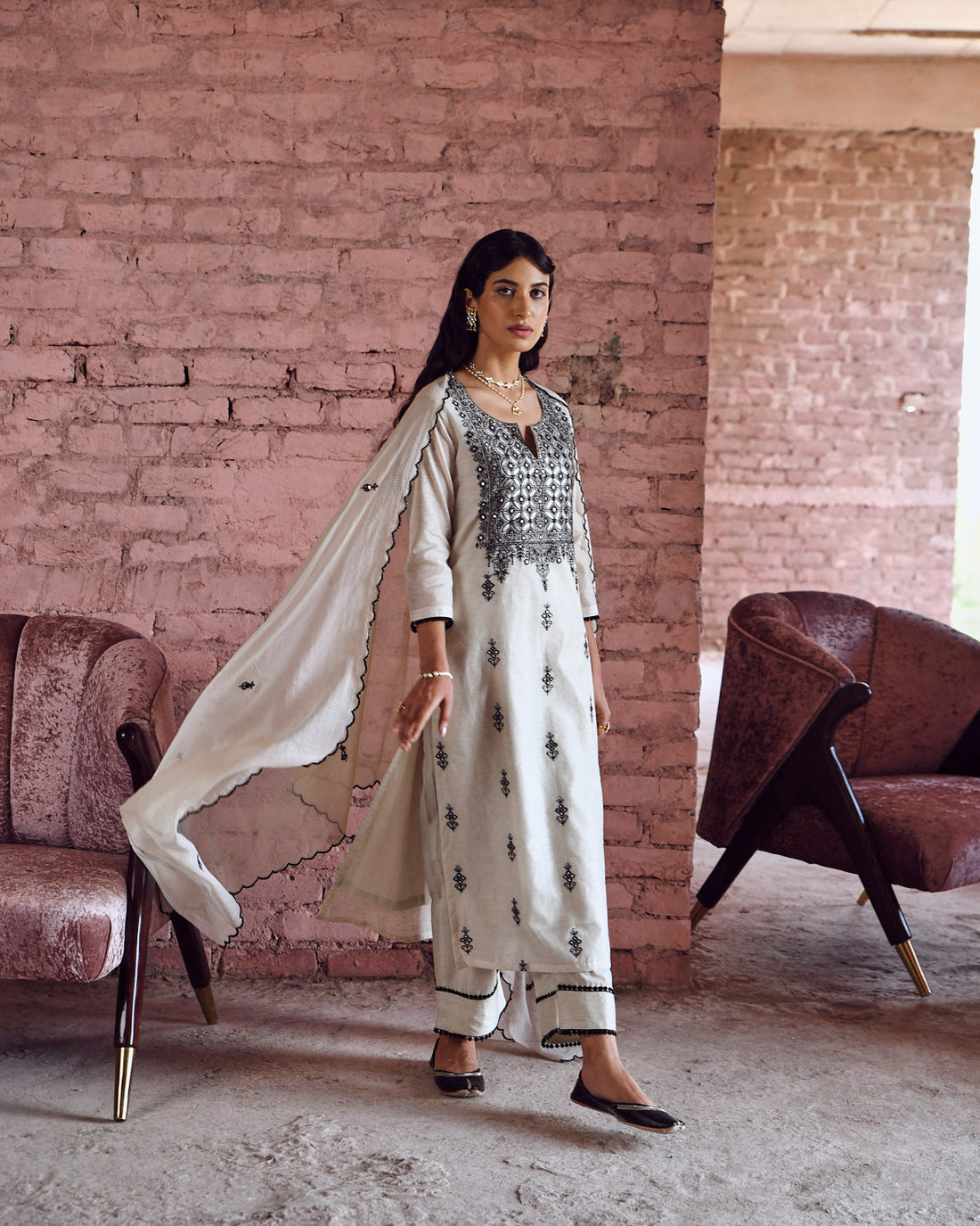 THREAD EMBROIDERED KURTA SET WITH KOTA DORIYA DUPATTA