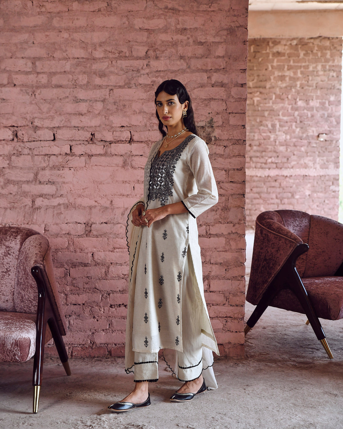 THREAD EMBROIDERED KURTA SET WITH KOTA DORIYA DUPATTA