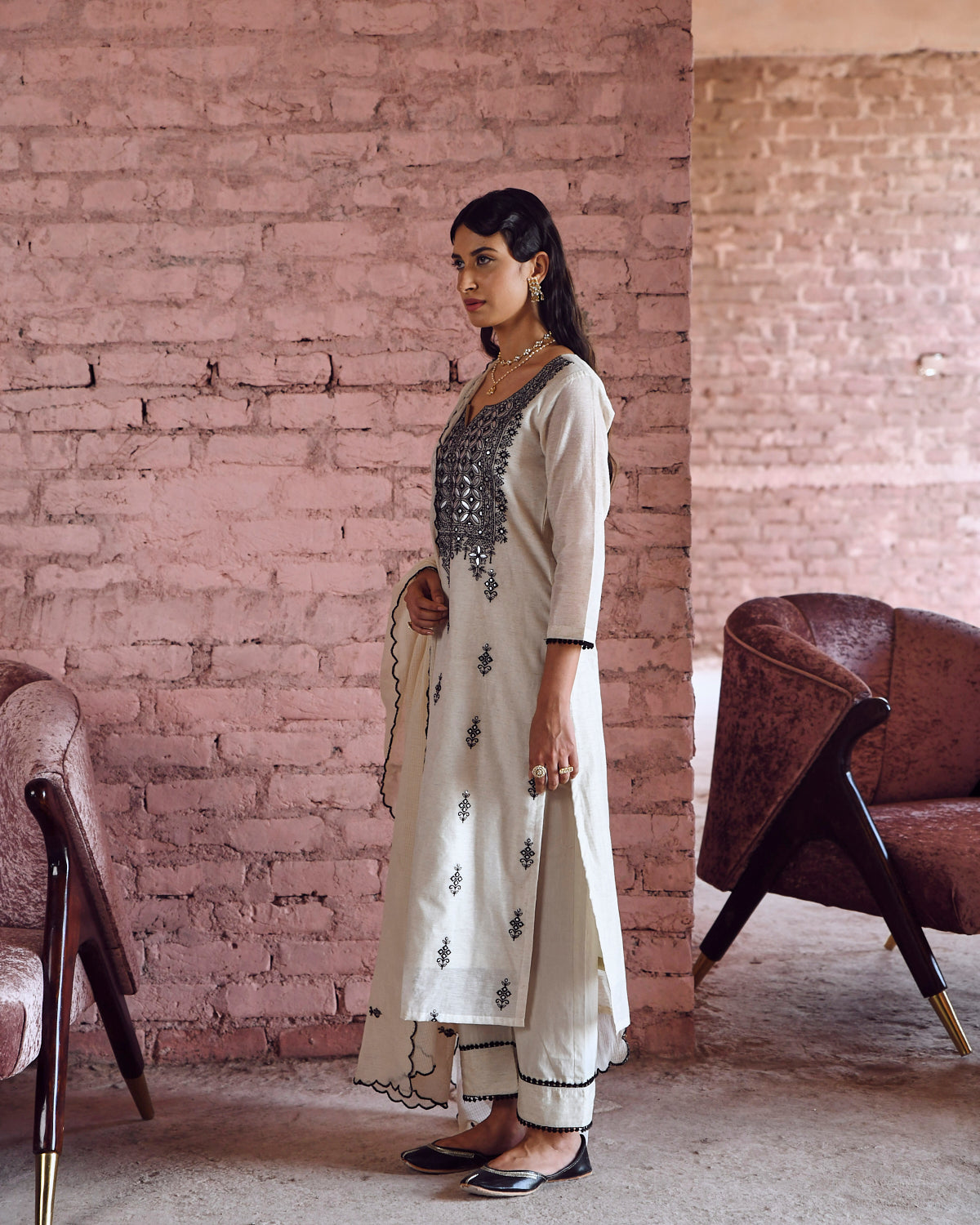 THREAD EMBROIDERED KURTA SET WITH KOTA DORIYA DUPATTA