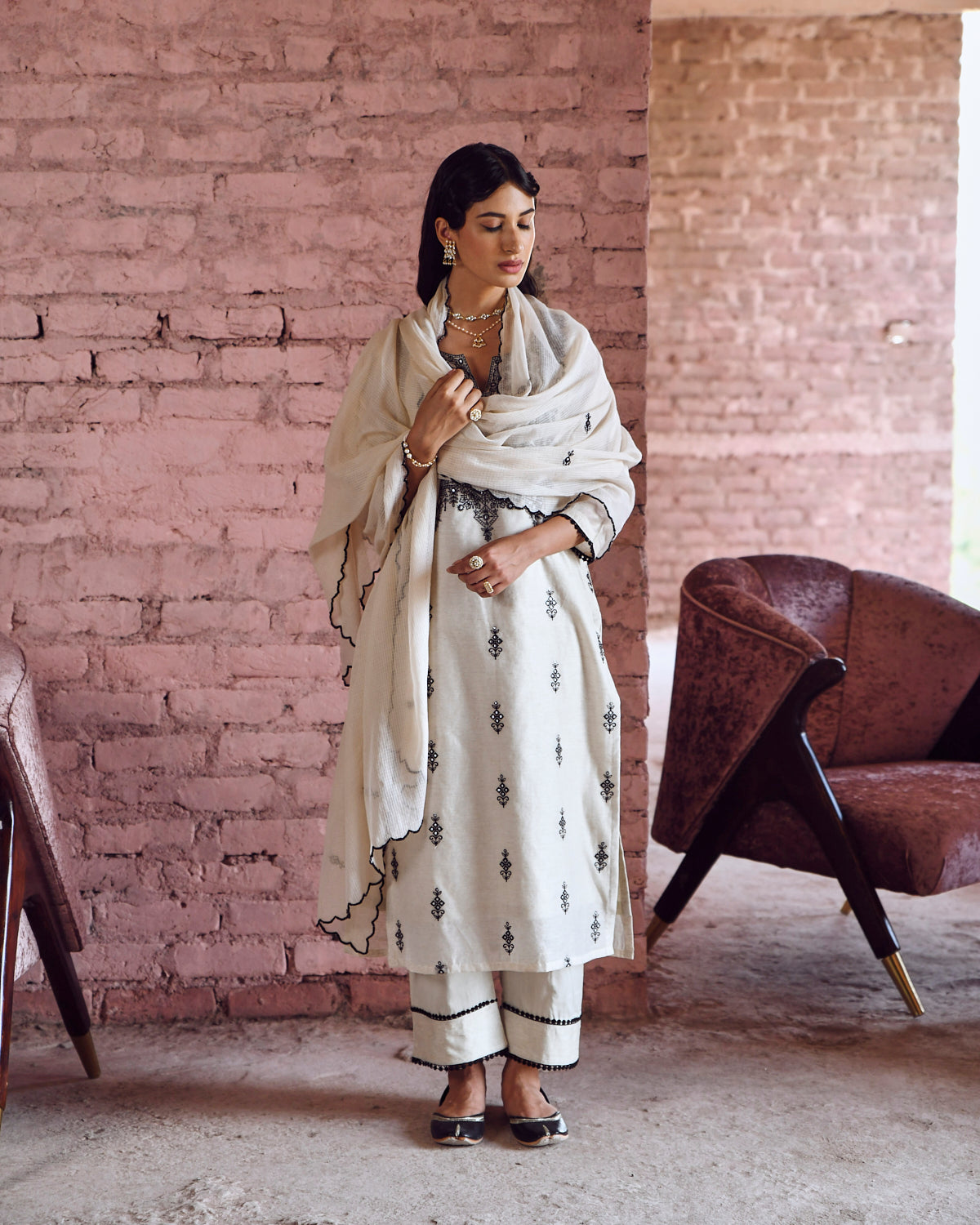 THREAD EMBROIDERED KURTA SET WITH KOTA DORIYA DUPATTA