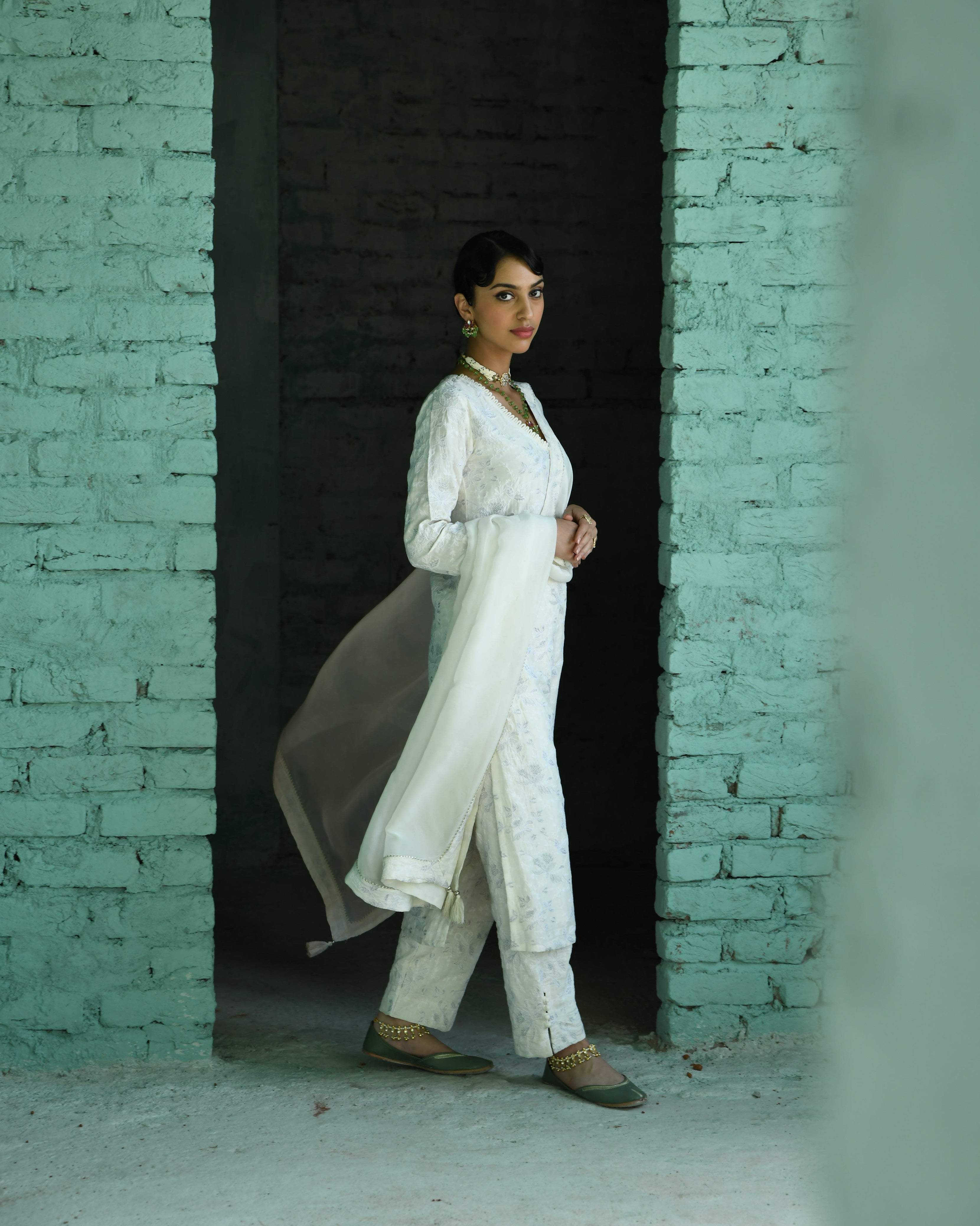 WHITE EMBROIDERED KURTA SET