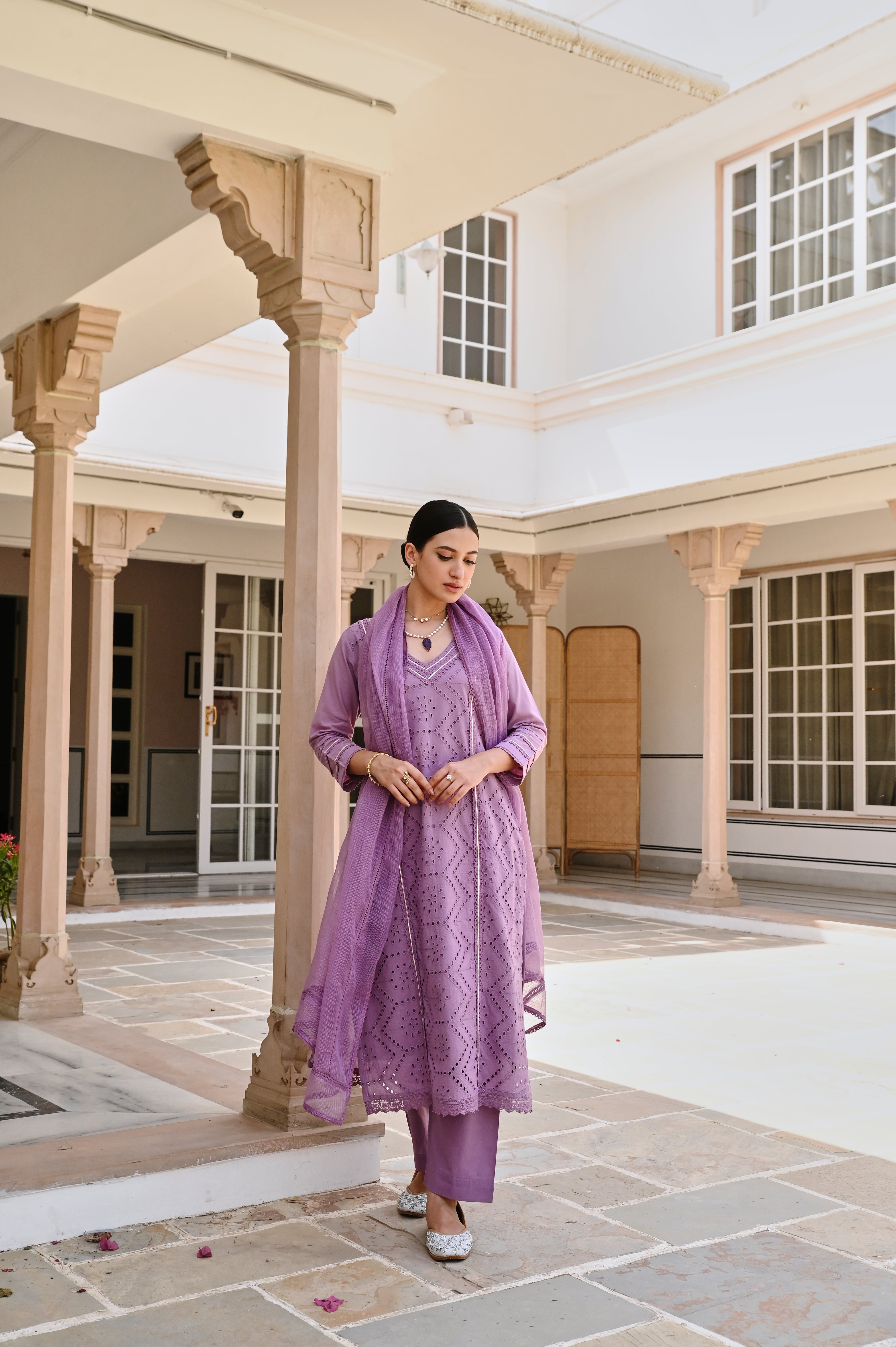 V-NECK PURPLE SCHIFFALI KURTA SET