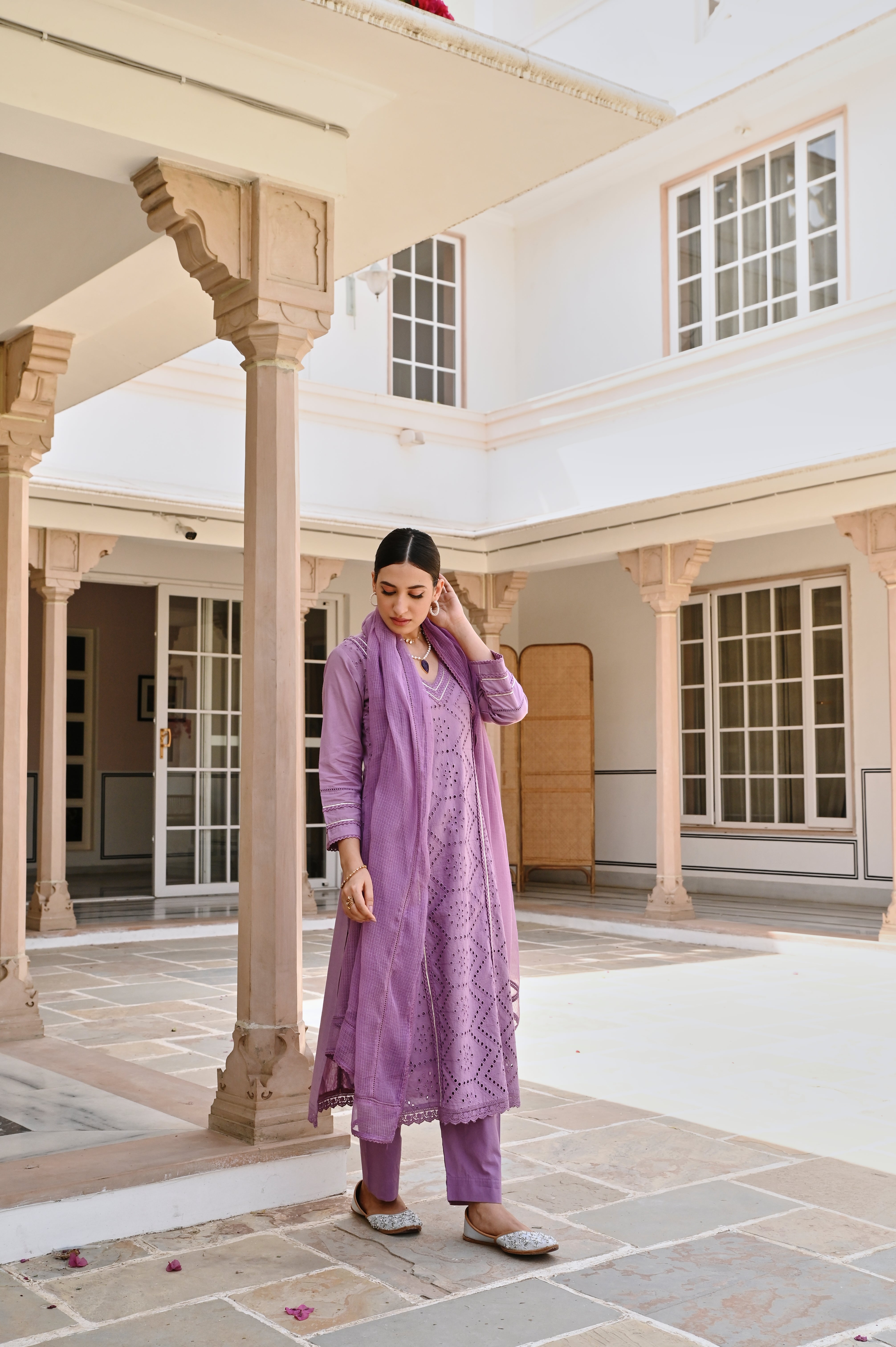V-NECK PURPLE SCHIFFALI KURTA SET