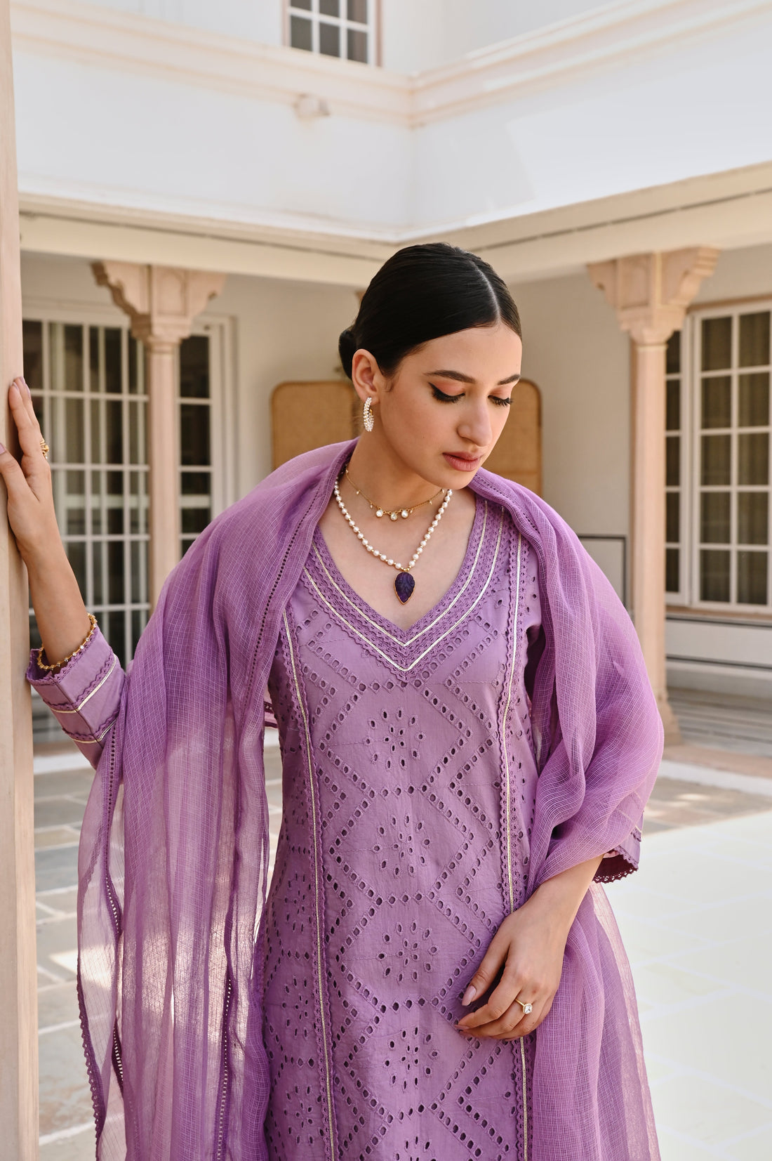 V-NECK PURPLE SCHIFFALI KURTA SET