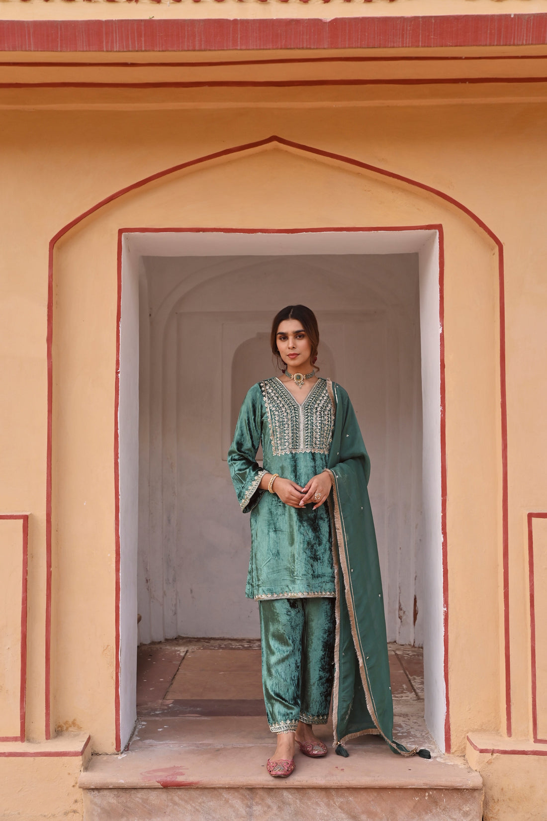 EMERALD GREEN SHORT VELVET KURTA SET