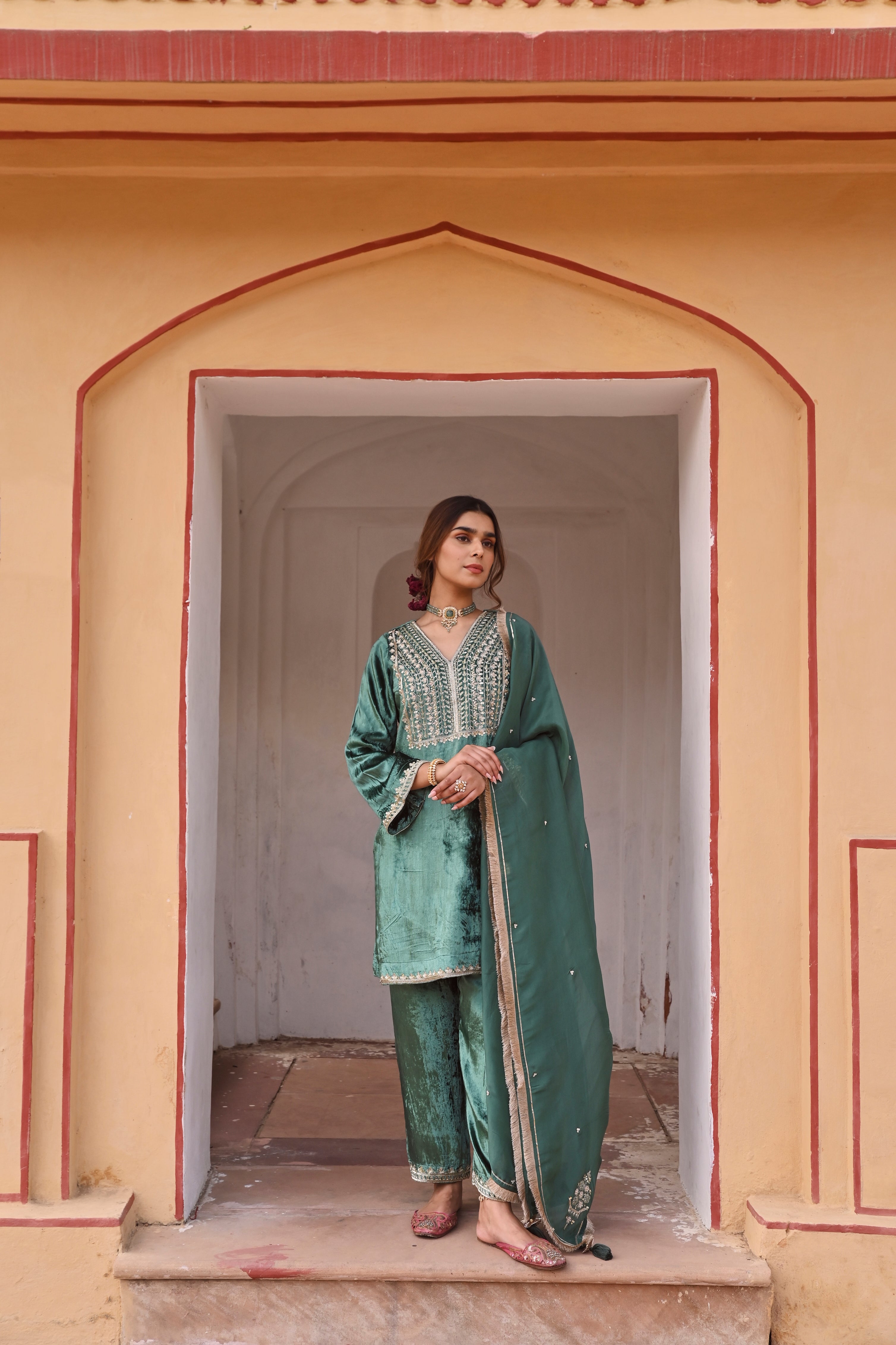 EMERALD GREEN SHORT VELVET KURTA SET