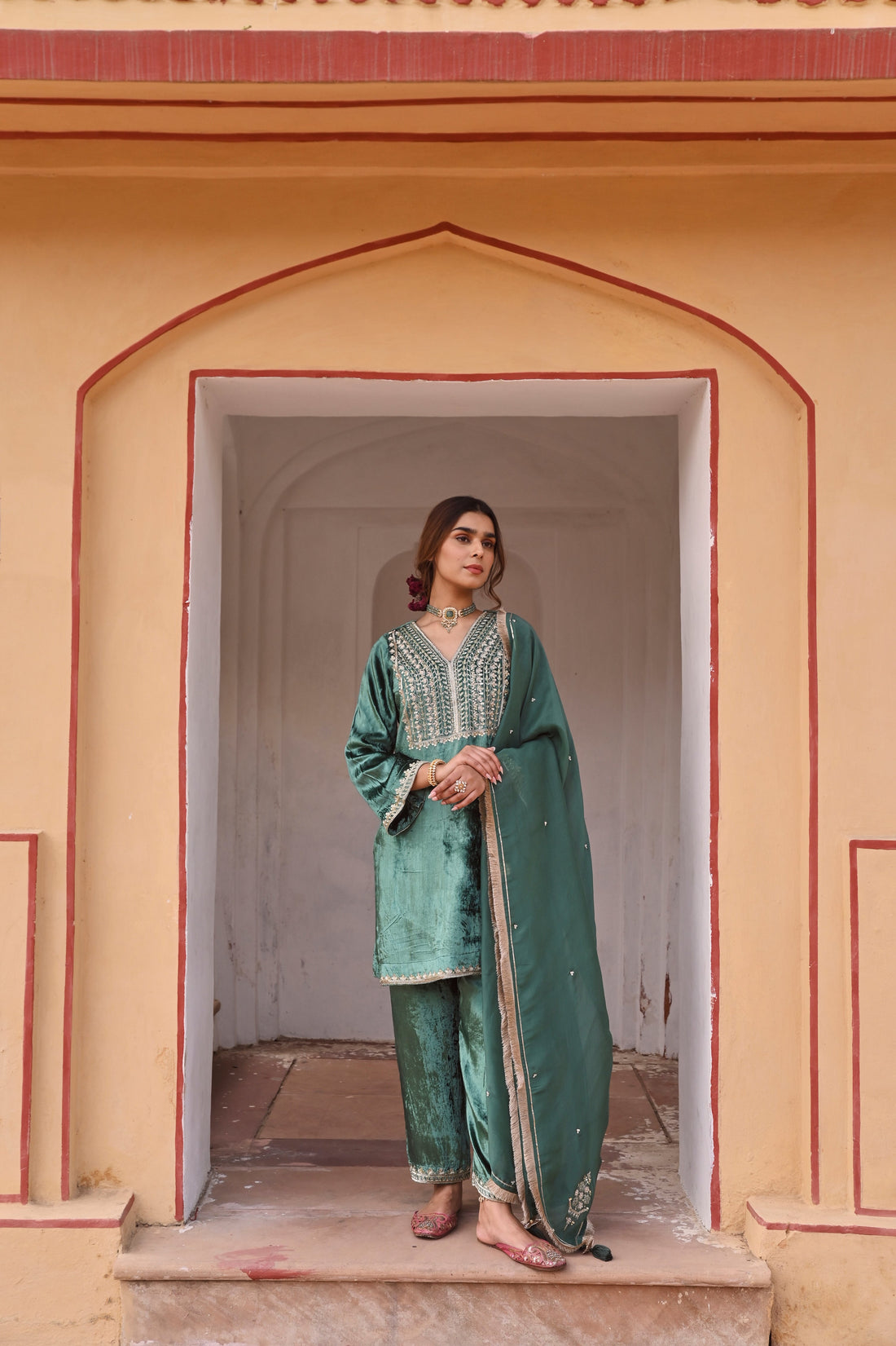 EMERALD GREEN SHORT VELVET KURTA SET