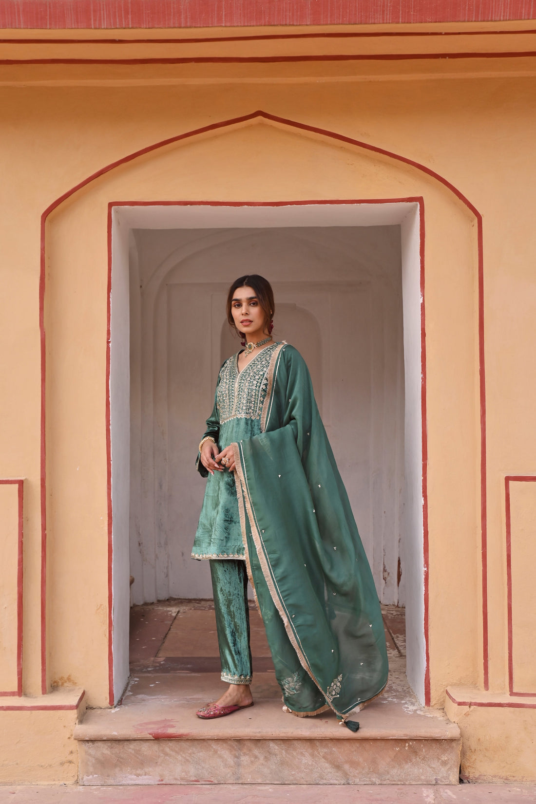 EMERALD GREEN SHORT VELVET KURTA SET