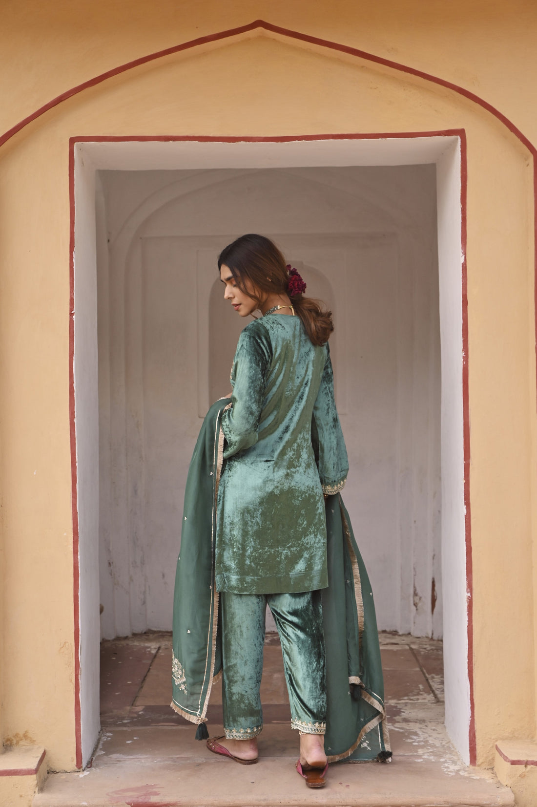 EMERALD GREEN SHORT VELVET KURTA SET