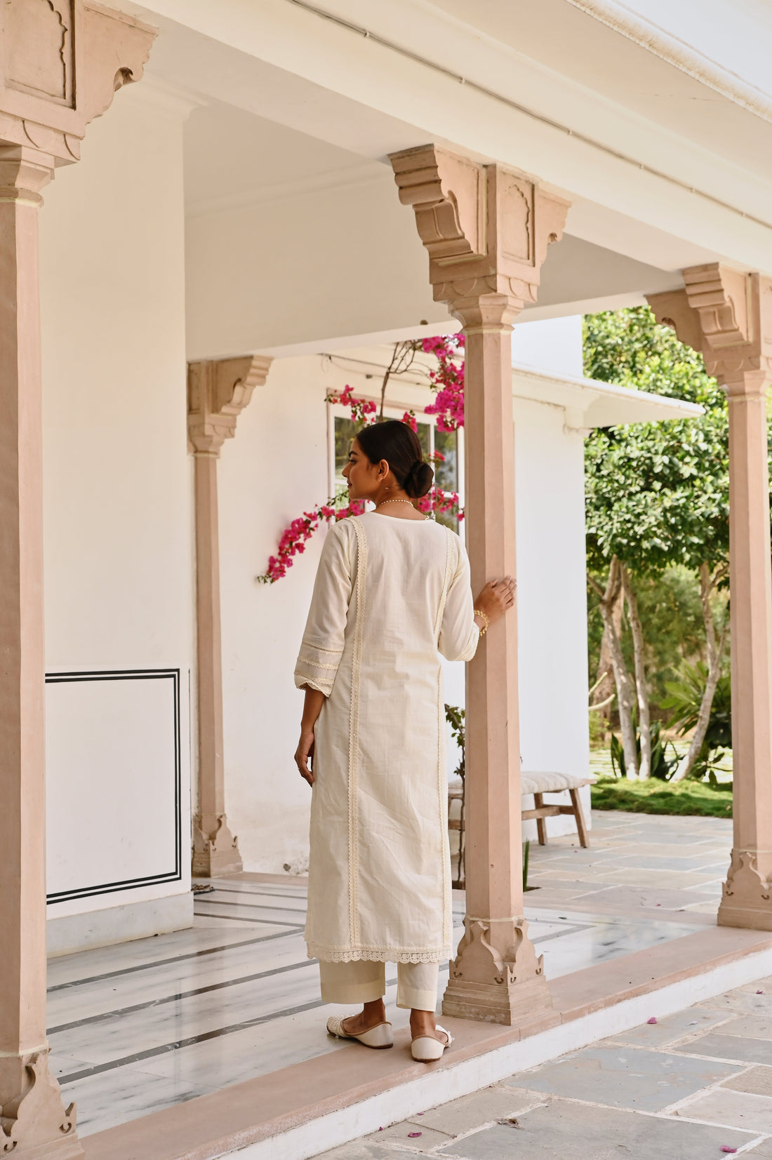 V-NECK CREAM SCHIFFALI KURTA SET
