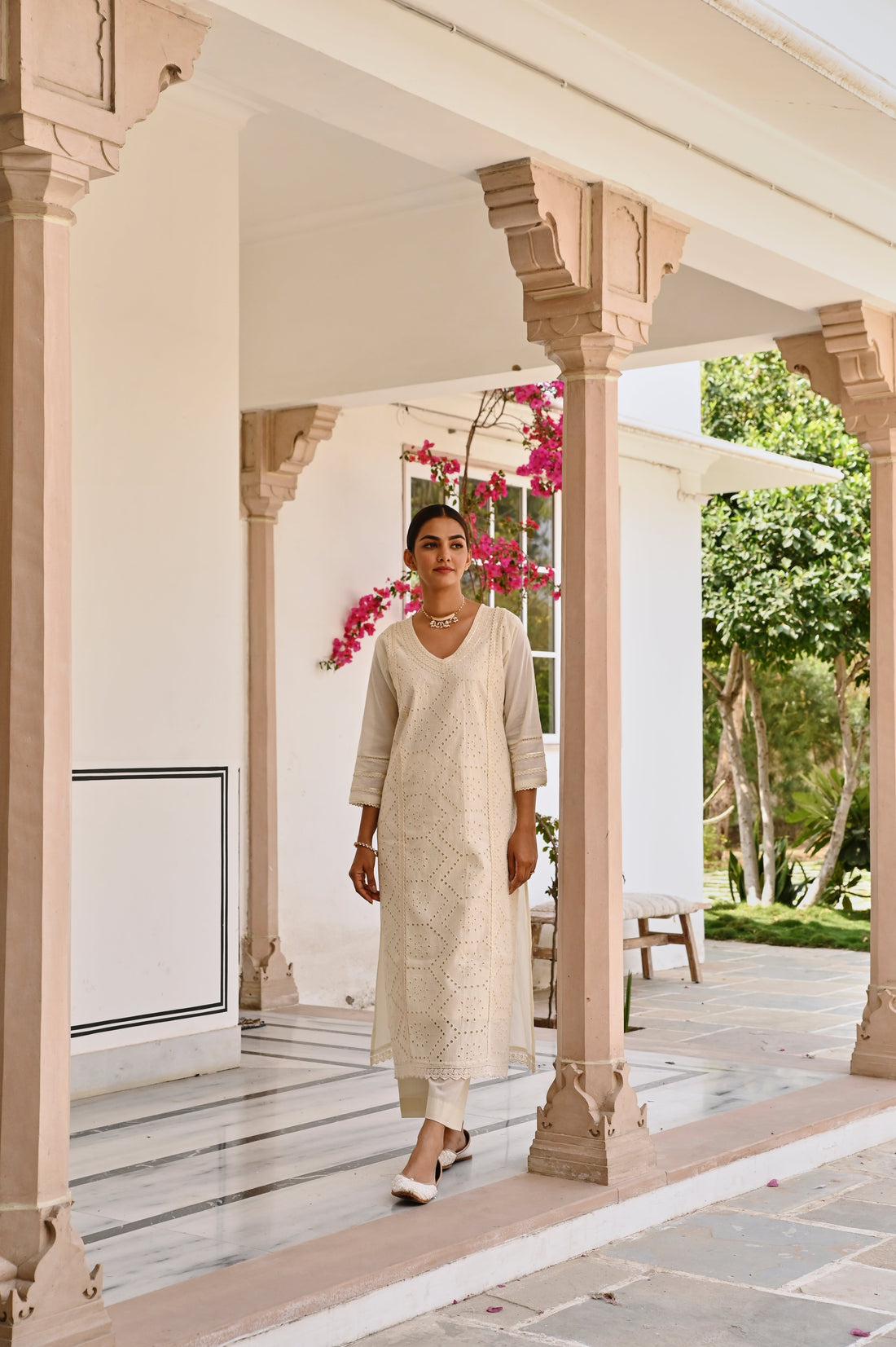 V-NECK CREAM SCHIFFALI KURTA SET