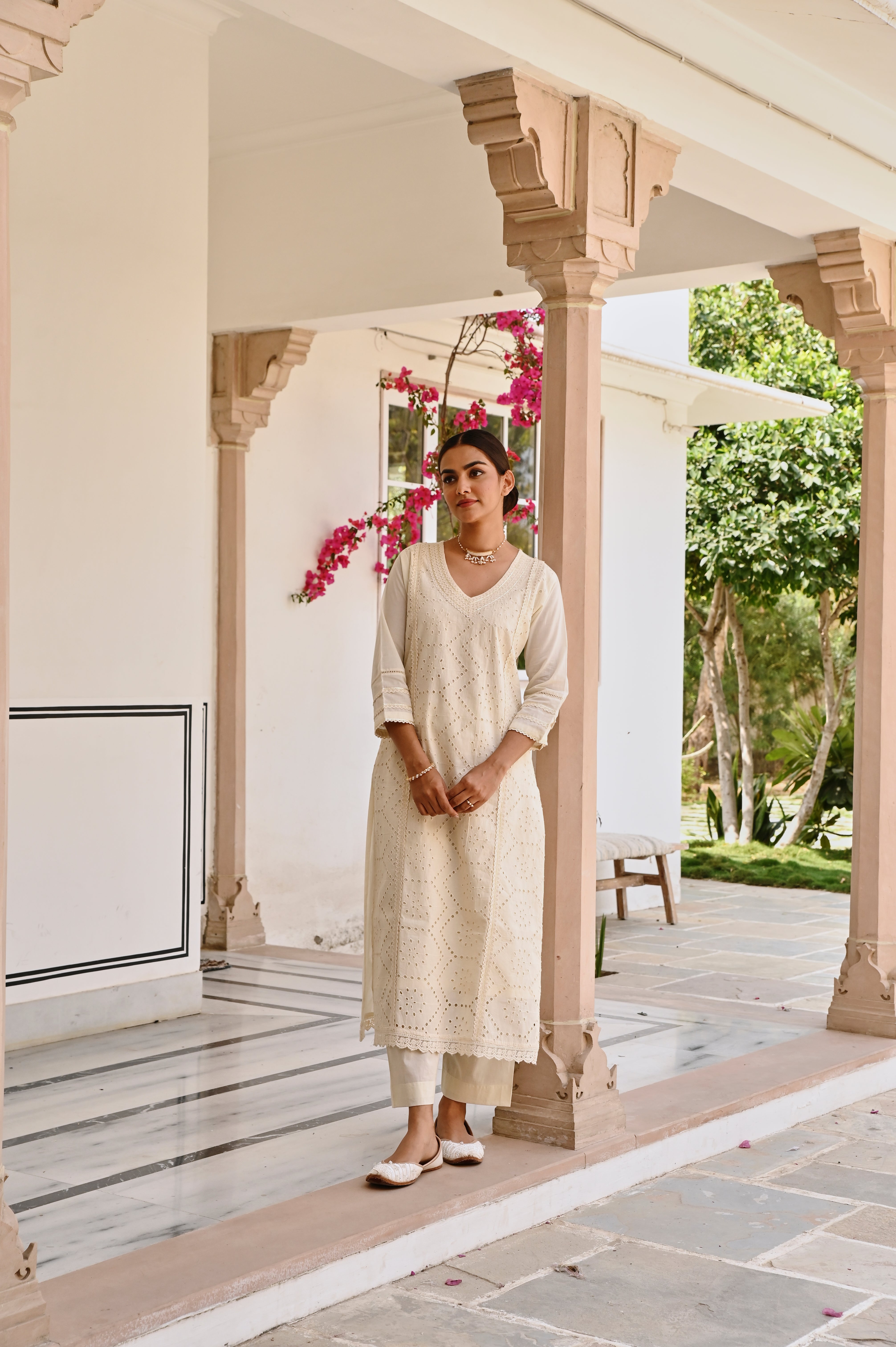 V-NECK CREAM SCHIFFALI KURTA SET