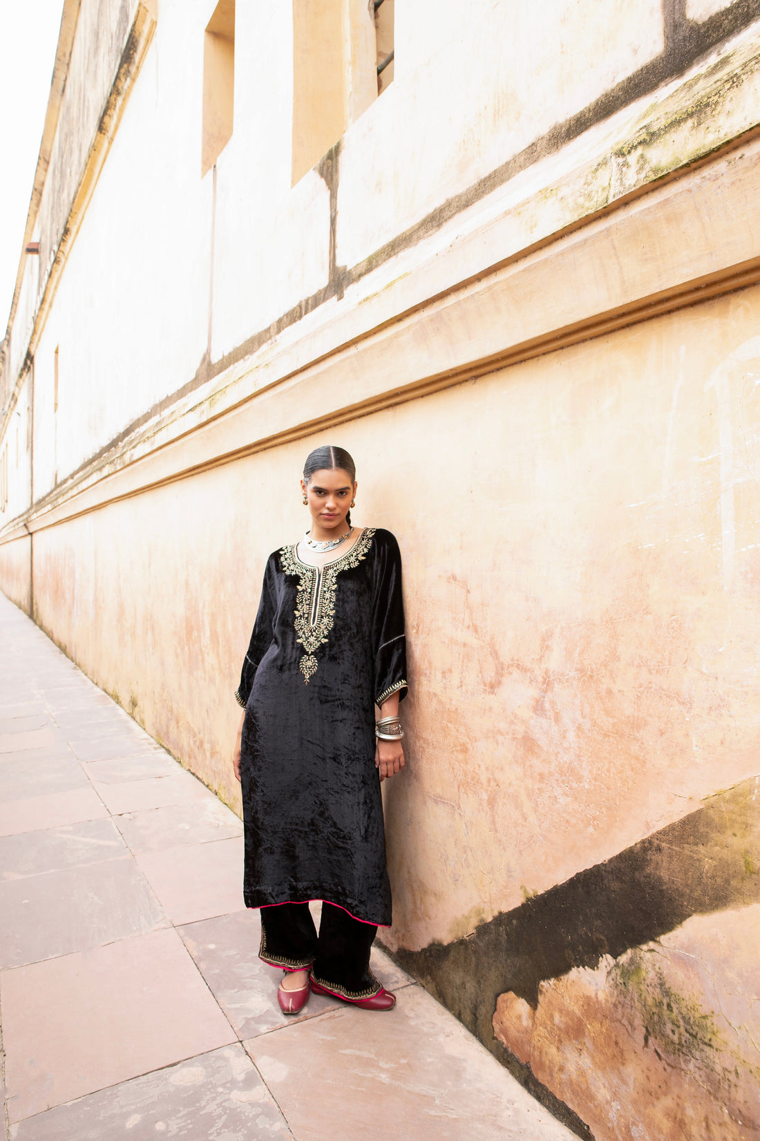 BLACK VELVET ROUND NECK EMBROIDERED KURTA SET