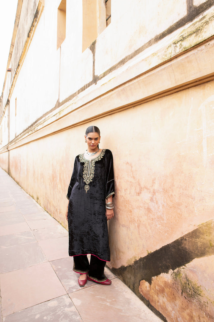 BLACK VELVET ROUND NECK EMBROIDERED KURTA SET