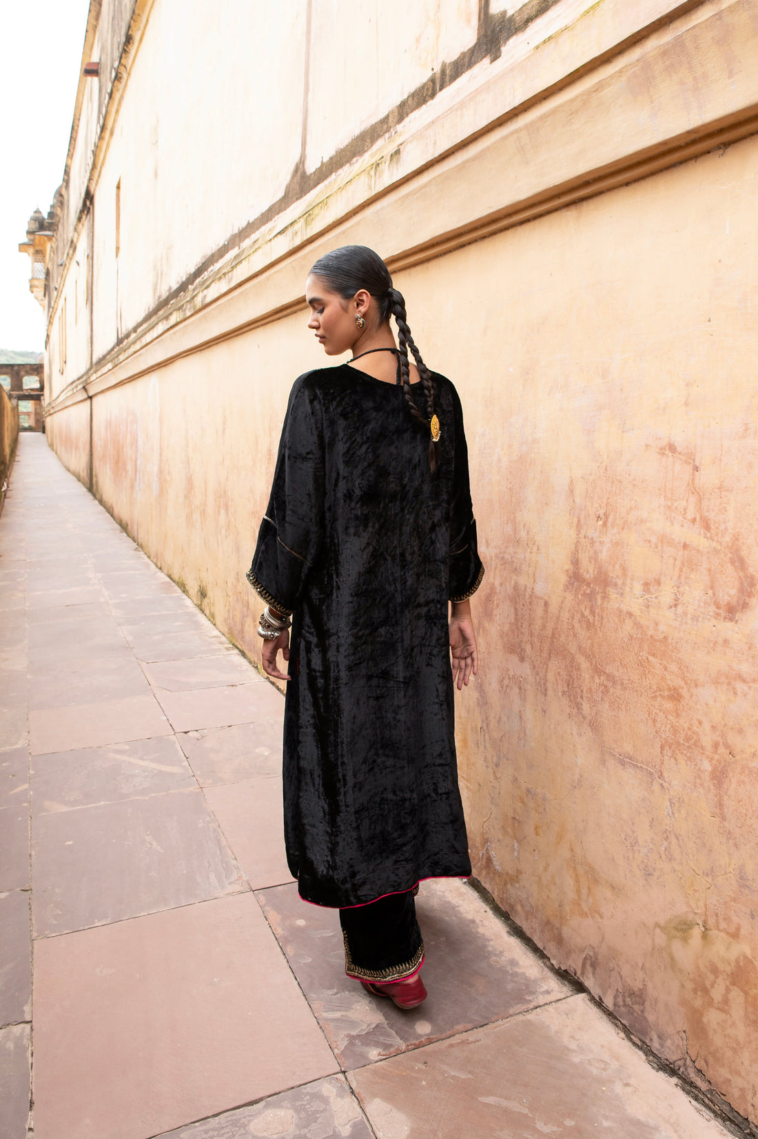 BLACK VELVET ROUND NECK EMBROIDERED KURTA SET