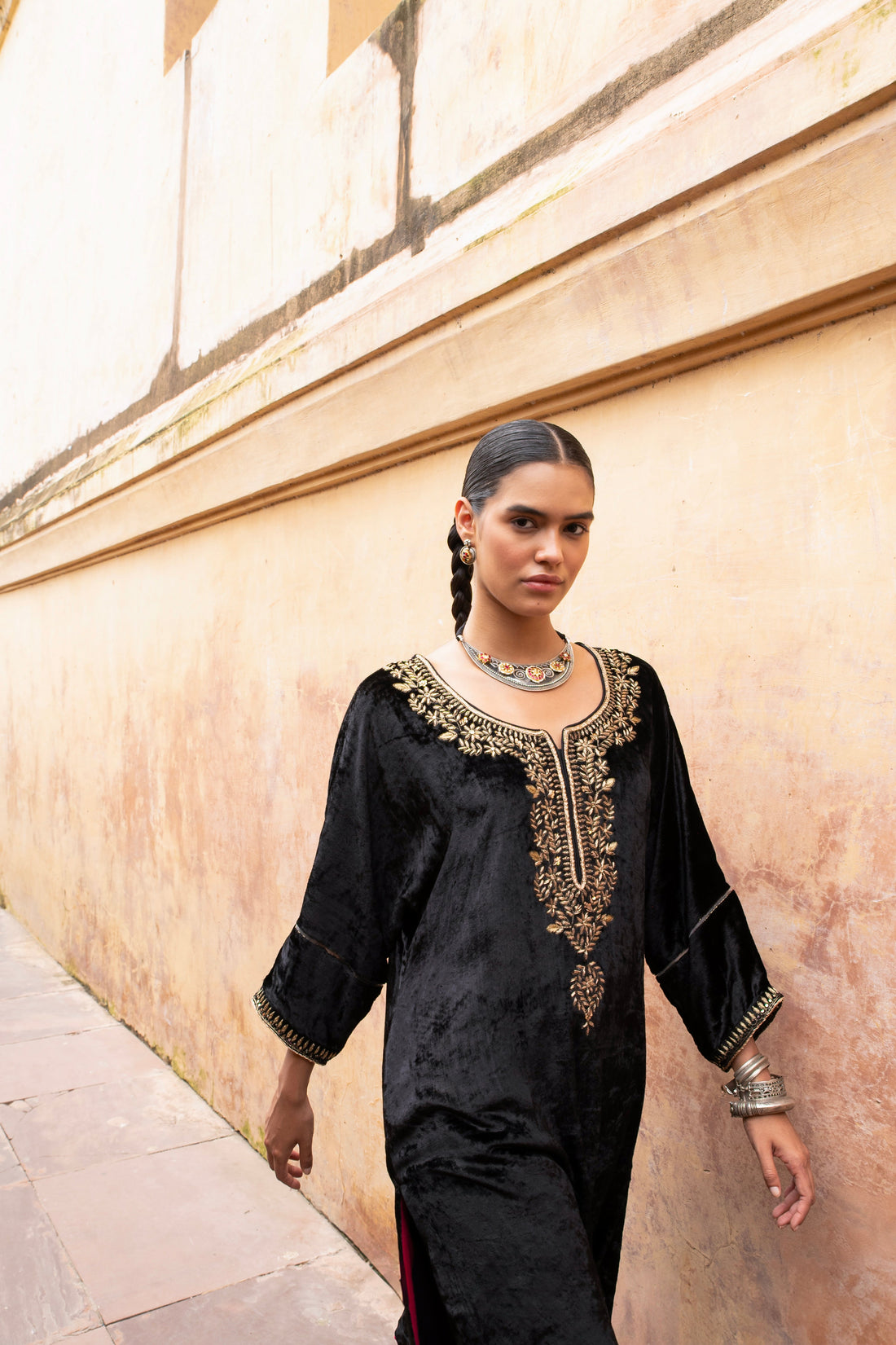 BLACK VELVET ROUND NECK EMBROIDERED KURTA SET