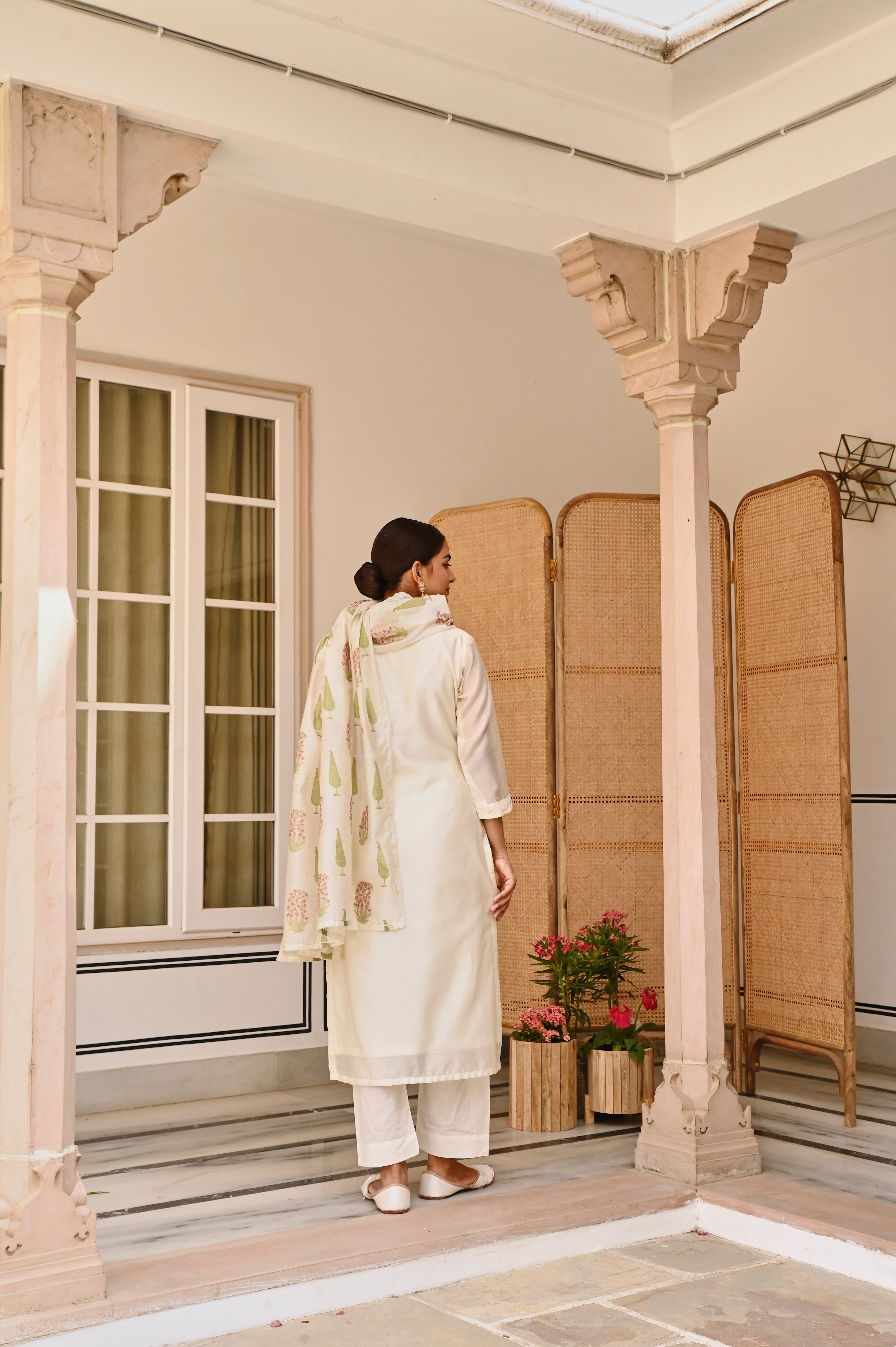 CREAM CHANDERI THREAD EMBROIDEREE KURTA SET