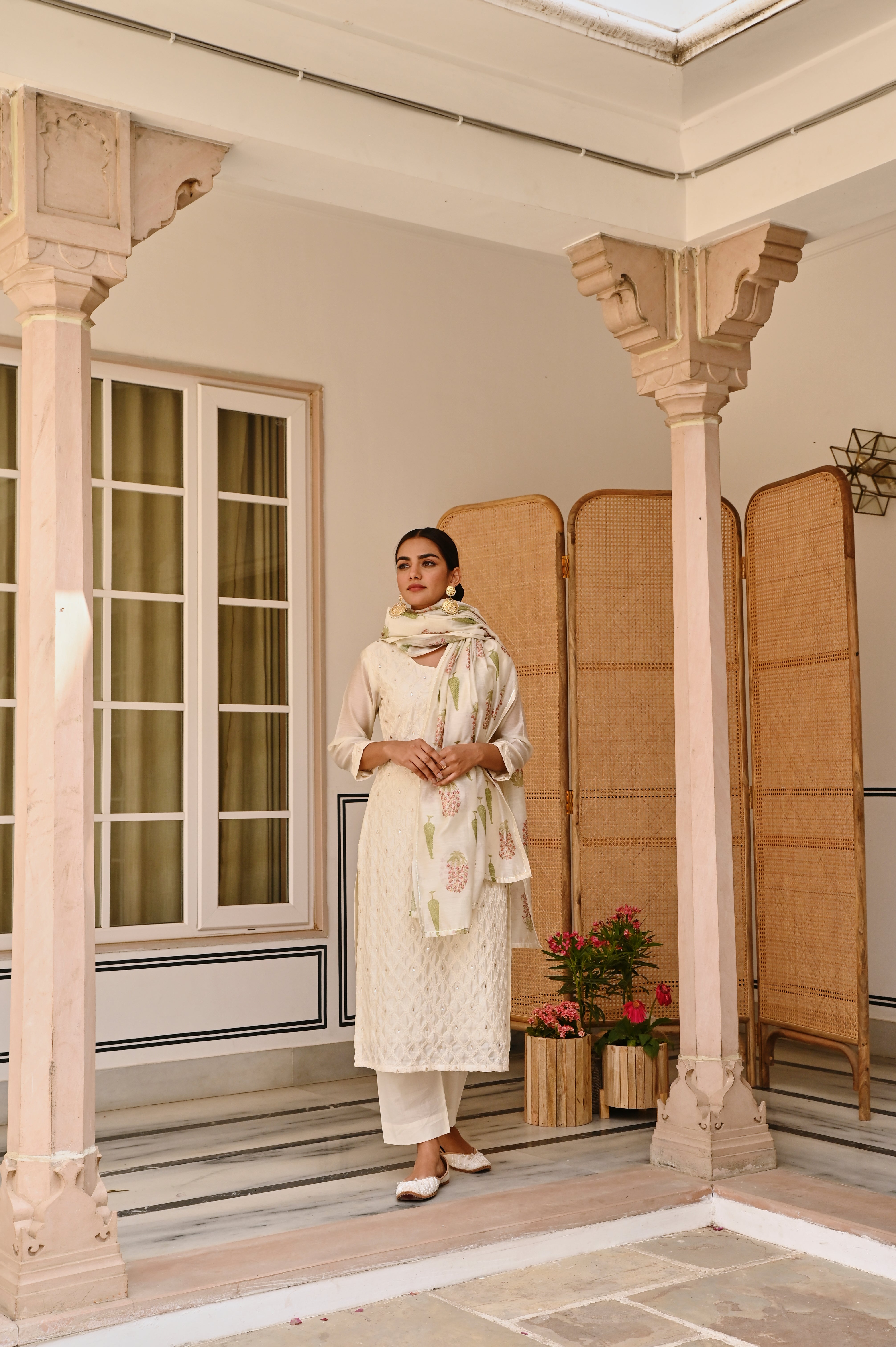 CREAM CHANDERI THREAD EMBROIDEREE KURTA SET