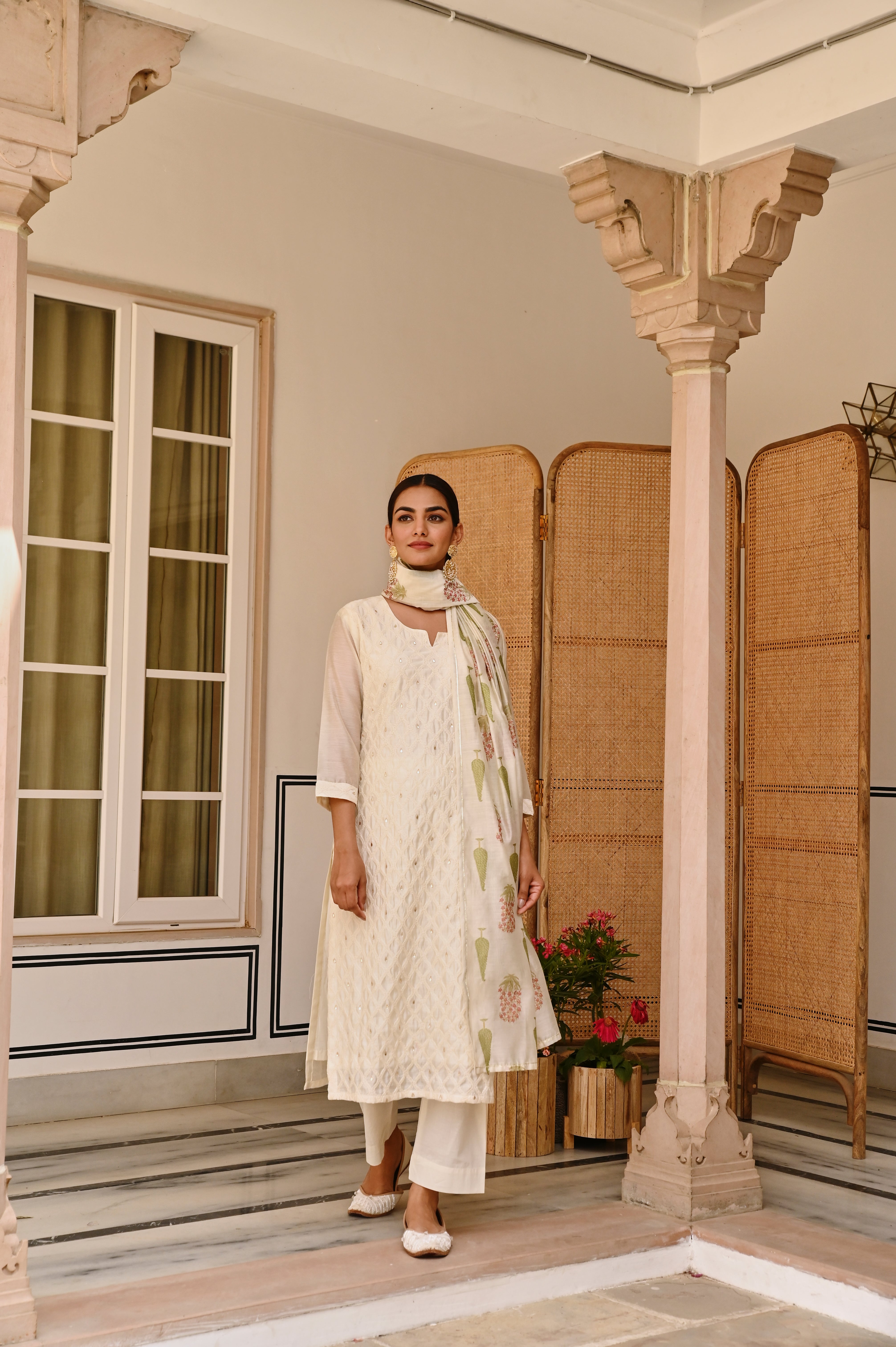 CREAM CHANDERI THREAD EMBROIDEREE KURTA SET