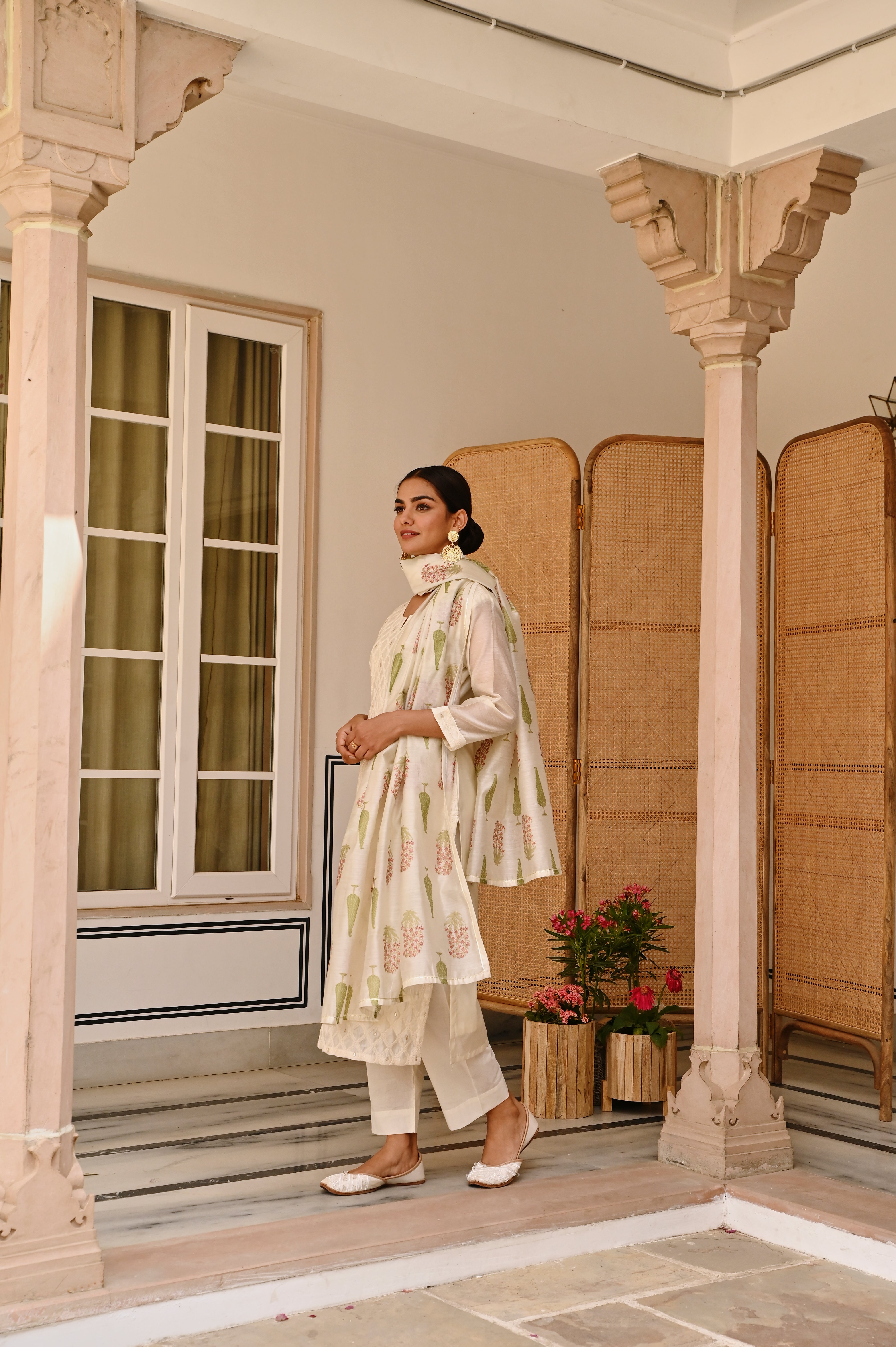 CREAM CHANDERI THREAD EMBROIDEREE KURTA SET
